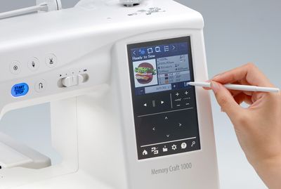DEMO Janome Memory Craft 1000 Silky White sy og broderimaskin
