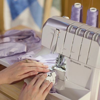 August kampanje Husqvarna Amber S300 overlock